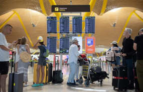 ep archivo   pasajeros con maletas visualizan las pantallas en el aeropuerto adolfo suarez