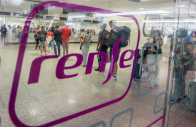 ep archivo   pasajeros esperan para ser atendidos en la estacion de chamartin a 26 de agosto de 2022