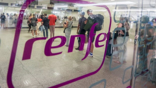 ep archivo   pasajeros esperan para ser atendidos en la estacion de chamartin a 26 de agosto de 2022