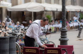 ep archivo   un camarero limpia una mesa en la plaza real de barcelona a 15 de junio de 2022 en