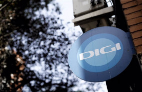 ep archivo   un cartel con el logotipo de digi mobil en la fachada de una tienda
