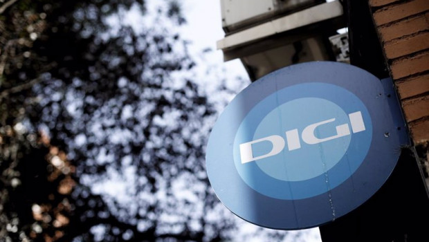 ep archivo   un cartel con el logotipo de digi mobil en la fachada de una tienda
