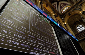 ep archivo   un panel del ibex 35 en el palacio de la bolsa a 3 de mayo de 2022 en madrid espana