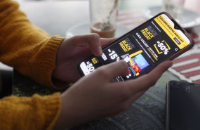 ep archivo una joven consulta ofertas en el movil ep archivo una joven consulta ofertas en el movil