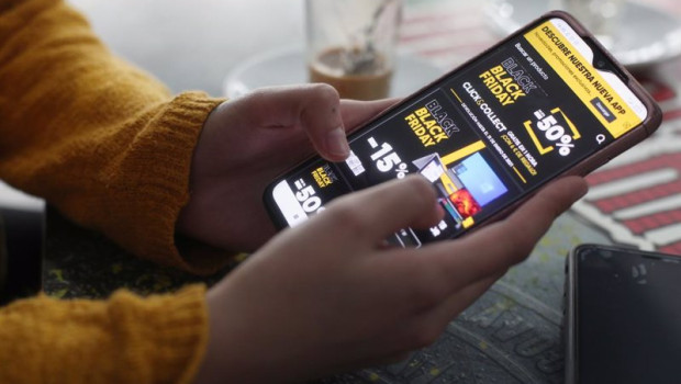 ep archivo   una joven consulta ofertas en el movil