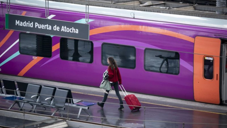 ep archivo una mujer con una maleta en una de las vias de la estacion puerta de atocha almudena ep archivo una mujer con una maleta en una de las vias de la estacion puerta de atocha almudena