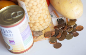 ep archivo   varios productos alimenticios junto con monedas de euro