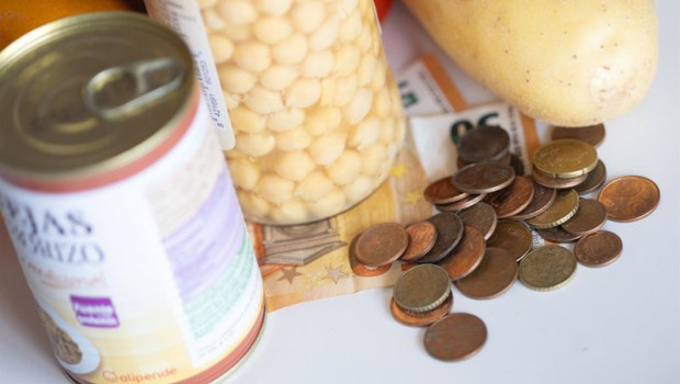 ep archivo   varios productos alimenticios junto con monedas de euro