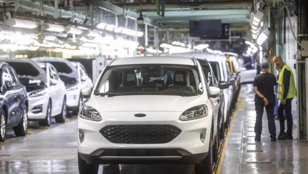 ep archivo   varios vehiculos en una fabrica