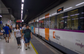 ep archivo   viajeros al lado de un tren en uno de los andenes de la estacion de sants