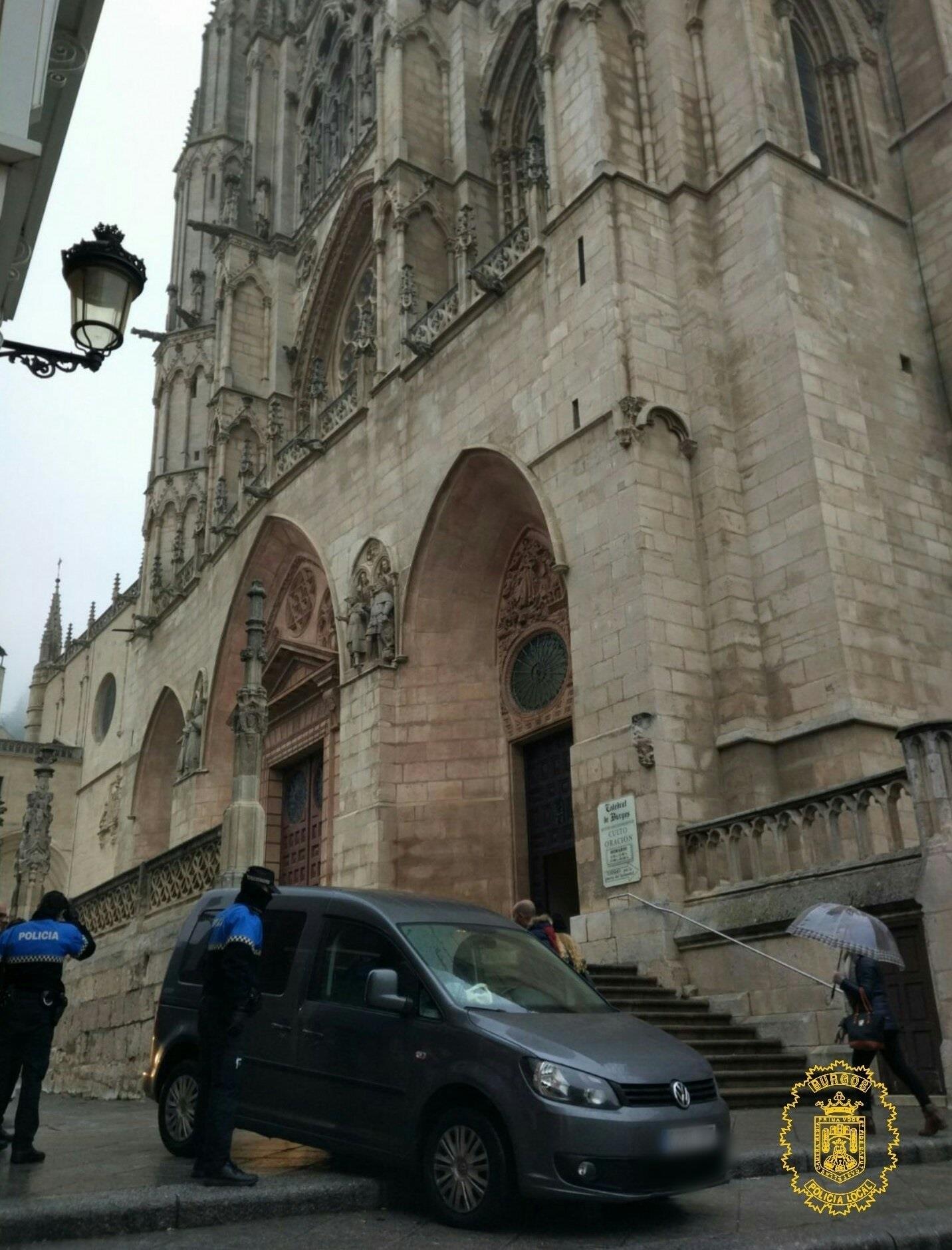 ep burgos- sorprendido bajandoescalaresla catedralsu coche