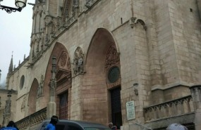 ep burgos- sorprendido bajandoescalaresla catedralsu coche