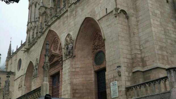 ep burgos- sorprendido bajandoescalaresla catedralsu coche
