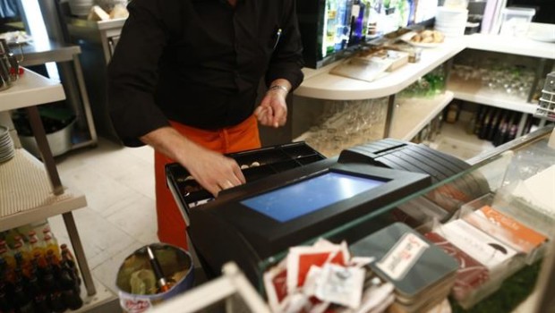 EUROPA PRESS ep caja cobrar cobro cobrando trabajador trabajando camarero worker unemployment