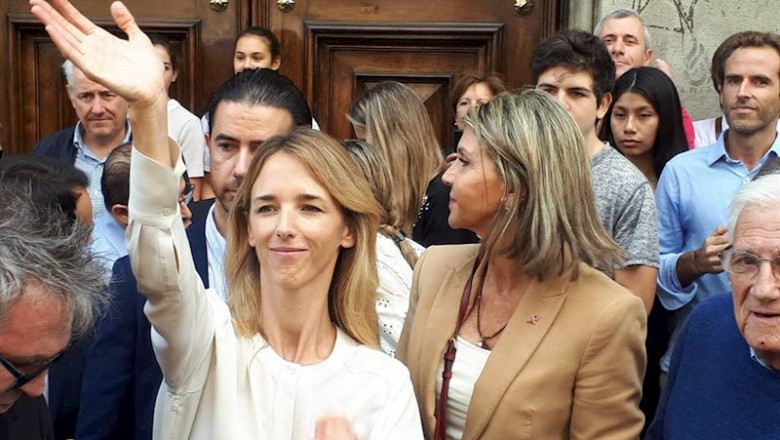 Cayetana Álvarez de Toledo y Llanos de Luna (PP) visitan la plaza Urquinaona, uno de los focos de los disturbios a raíz de la sentencia del proceso independentista | EUROPA PRESS ep cayetana alvarez de toledo y llanos de luna pp visitan la plaza urquinaona uno de los focos de