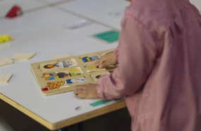 ep colegio aula primaria infantil clase nino nina ninos jugando jugar juegos estudiando