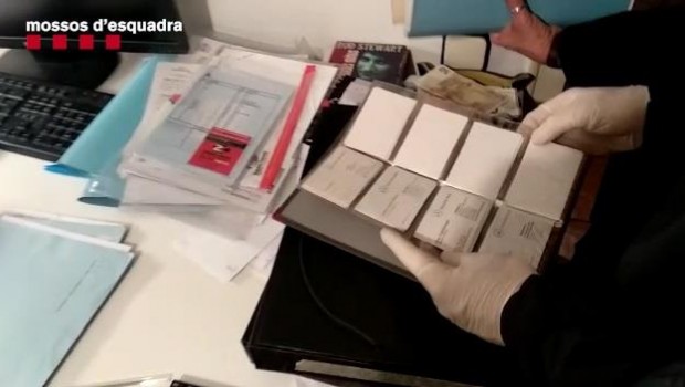 ep cuatro detenidosestafar500000 euros falsificando datoscomprar