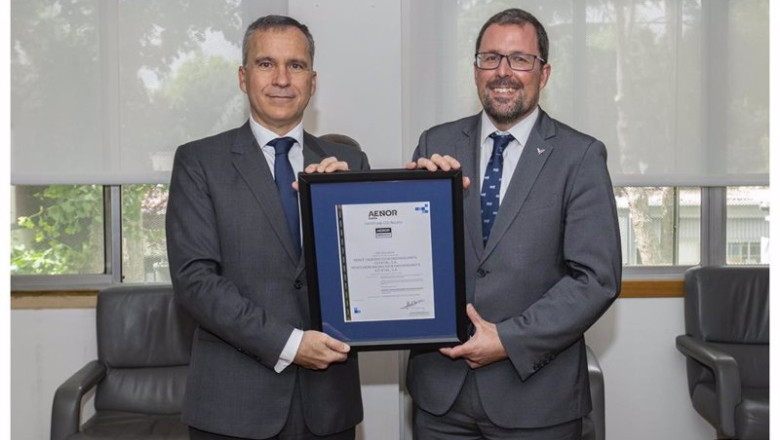 ep el ceo de aenor rafael garcia meiro entrega al presidente de renfe raul blanco la certificacion ep el ceo de aenor rafael garcia meiro entrega al presidente de renfe raul blanco la certificacion