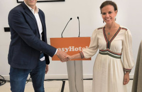 ep el ceo de easyhotel karim malak y la delegada de turismo del ayuntamiento de madrid y concejala