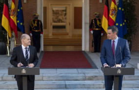 ep el nuevo canciller aleman olaf scholz i y el presidente del gobierno pedro sanchez d comparecen