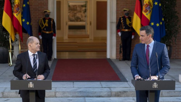 ep el nuevo canciller aleman olaf scholz i y el presidente del gobierno pedro sanchez d comparecen
