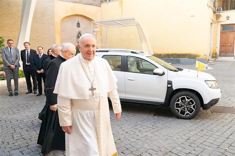 ep el papa francisco junto al nuevo papamovil un dacia duster