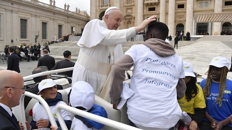 ep el papa monta en el papamovil a ocho ninos inmigrantes ep el papa monta en el papamovil a ocho ninos inmigrantes