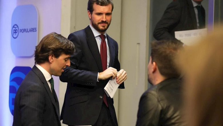 El presidente del Partido Popular, Pablo Casado, junto al vicesecretario de Comunicación del PP, Pablo Montesinos, tras presentar un plan de choque económico contra el coronavirus. Madrid (España), a 9 de marzo de 2020. | Marta Fernández Jara - Europa Press ep el presidente del partido popular pablo casado junto al vicesecretario de comunicacion del pp