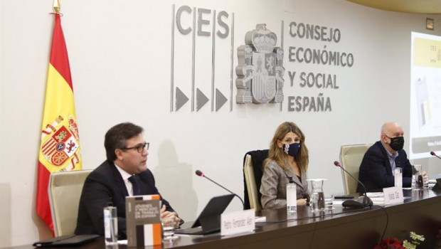 ep el presidente en funciones del ces pedro fernandez alen y la ministra de trabajo y economia