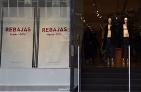 ep entrada de una tienda de ropa con carteles de rebajas en una calle comercial del centro de madrid