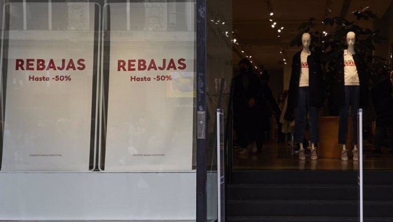 ep entrada de una tienda de ropa con carteles de rebajas en una calle comercial del centro de madrid ep entrada de una tienda de ropa con carteles de rebajas en una calle comercial del centro de madrid