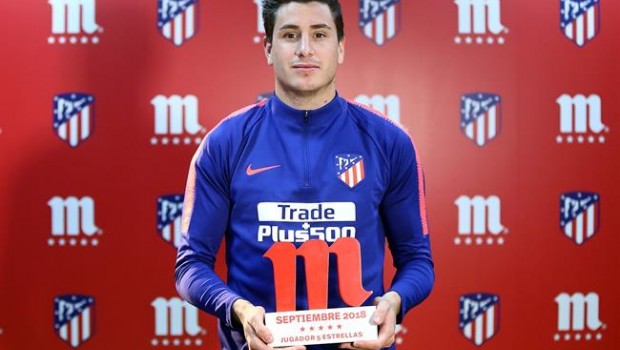 Giménez con su premio de mejor jugador del Atlético de septiembre | CLUB ATLÉTICO DE MADRID ep gimenezsu premiomejor jugadoratleticoseptiembre