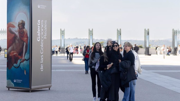 ep grupo de turistas tomandose una fotografia en las inmediaciones del palacio real de madrid a 20