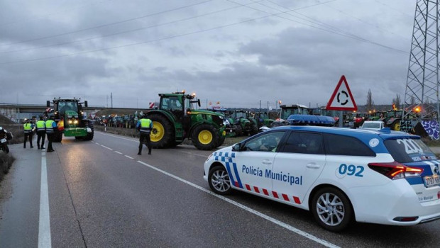 ep imagen de la llegada de tractores a valladolid por la carretera de renedo