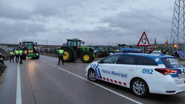 Imagen de la llegada de tractores a Valladolid por la carretera de Renedo. | POLICÍA MUNICIPAL DE VALLADOLID ep imagen de la llegada de tractores a valladolid por la carretera de renedo