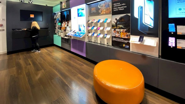 ep interior de una tienda de la compania telefonica orange ep interior de una tienda de la compania telefonica orange