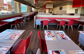 ep interior de uno de los restaurantes de la cadena vips donde se aprecian diferentes sillas mesas y