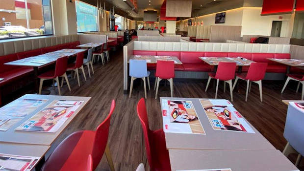 ep interior de uno de los restaurantes de la cadena vips donde se aprecian diferentes sillas mesas y