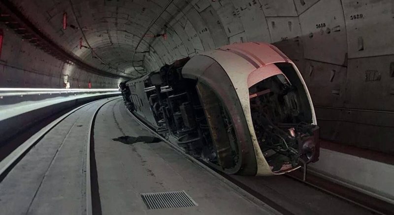 Interrumpida la circulación de trenes en el túnel de AVE que une las estaciones de Atocha y Chamartín. | X ep interrumpida la circulacion de trenes en el tunel de ave que une las estaciones de atocha y