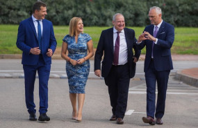 ep la delegada del gobierno en valencia pilar bernabe el ministro de industria y turismo jordi hereu