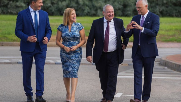 ep la delegada del gobierno en valencia pilar bernabe el ministro de industria y turismo jordi hereu