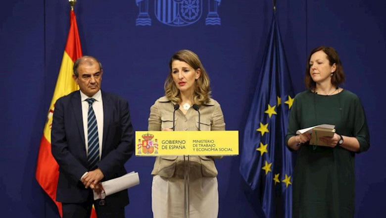 La ministra de Trabajo y Economía Social, Yolanda Díaz, con la directora general de Trabajo Autónomo, Economía Social y Responsabilidad Social de las Empresas, Maravillas Espín, y el presidente de CEPES, Juan Antonio Pedreño | CEPES ep la ministra de trabajo y economia social yolanda diaz con la directora general de trabajo