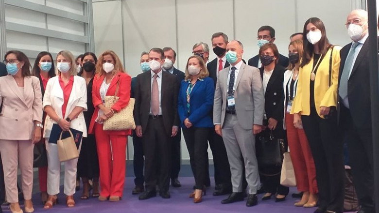 La vicepresidenta económica del Gobierno, Nadia Calviño, junto con autoridades locales y representantes empresariales, tras mantener un encuentro en el Instituto Ferial de Vigo. | EUROPA PRESS ep la vicepresidenta economica del gobierno nadia calvino junto con autoridades locales y