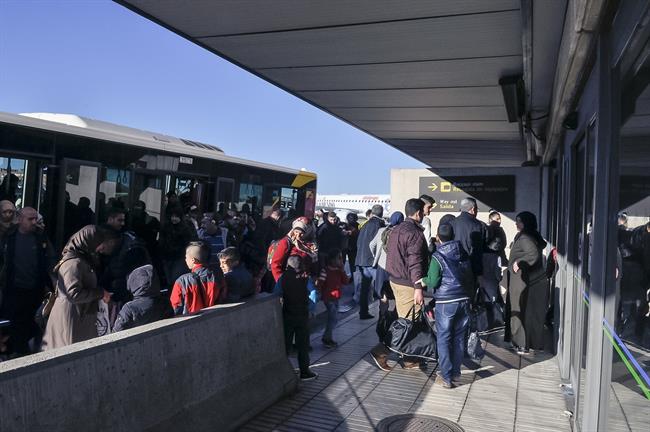 LLEGADA DE REFUGIADOS A BARAJAS SIRIOS | MINISTERIO DEL INTERIOR ep llegadarefugiadosbarajas sirios