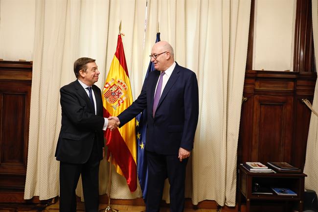 Luis Planas se reúne en Madrid con el comisario europeo Phil Hogan | MARTA FERNÁNDEZ/EUROPA PRESS ep luis planasreunemadridcomisario europeo phil hogan