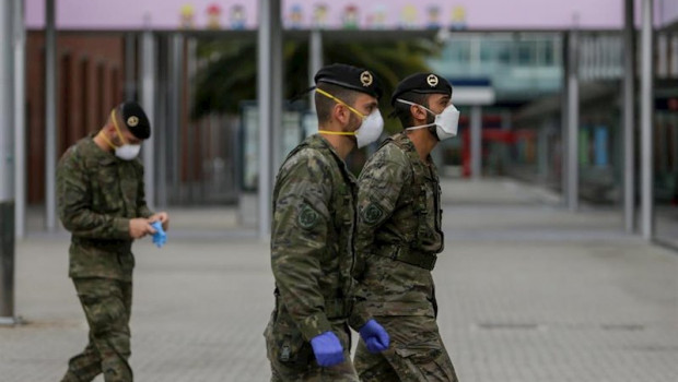 ep militares en las inmediaciones del hospital de campana de ifema