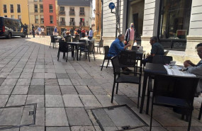 ep personas con mascarilla en las calles de oviedo y terrazas de hosteleria