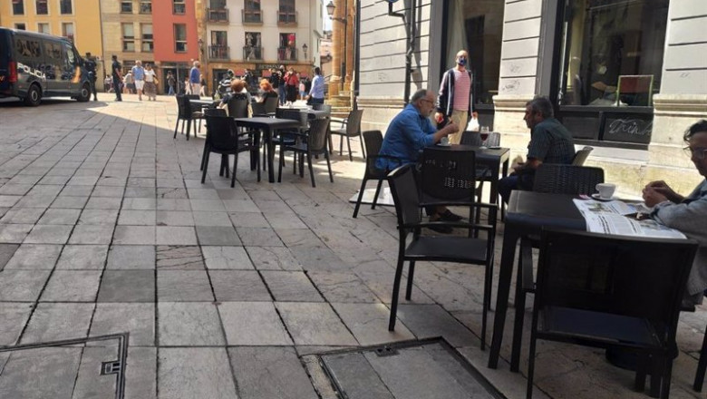 ep personas con mascarilla en las calles de oviedo y terrazas de hosteleria ep personas con mascarilla en las calles de oviedo y terrazas de hosteleria