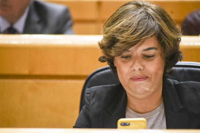 Santamaría mirando el móvil en la sesión de control al Gobierno en el Senado | EUROPA PRESS ep santamaria mirandomovilla sesioncontrolgobiernosenado