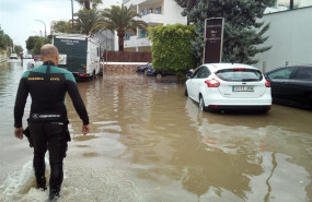 ep un agent camina en una carretera afectada per una inundacio sud de mallorca
